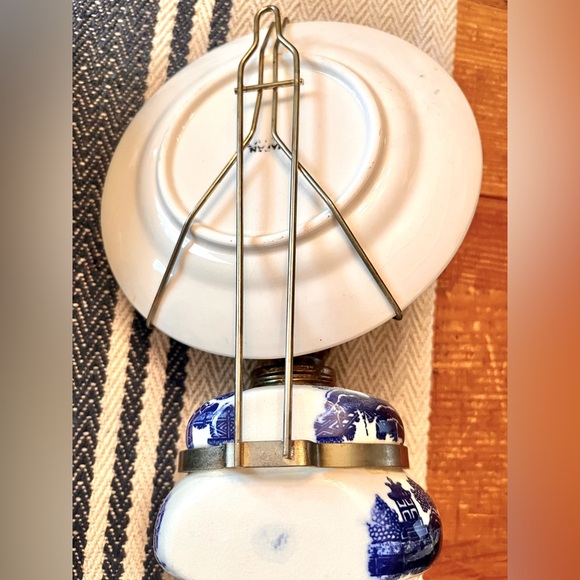 Pair Vintage, Rare, Blue Willow Oil Lamps with Reflector - Picture 6 of 10